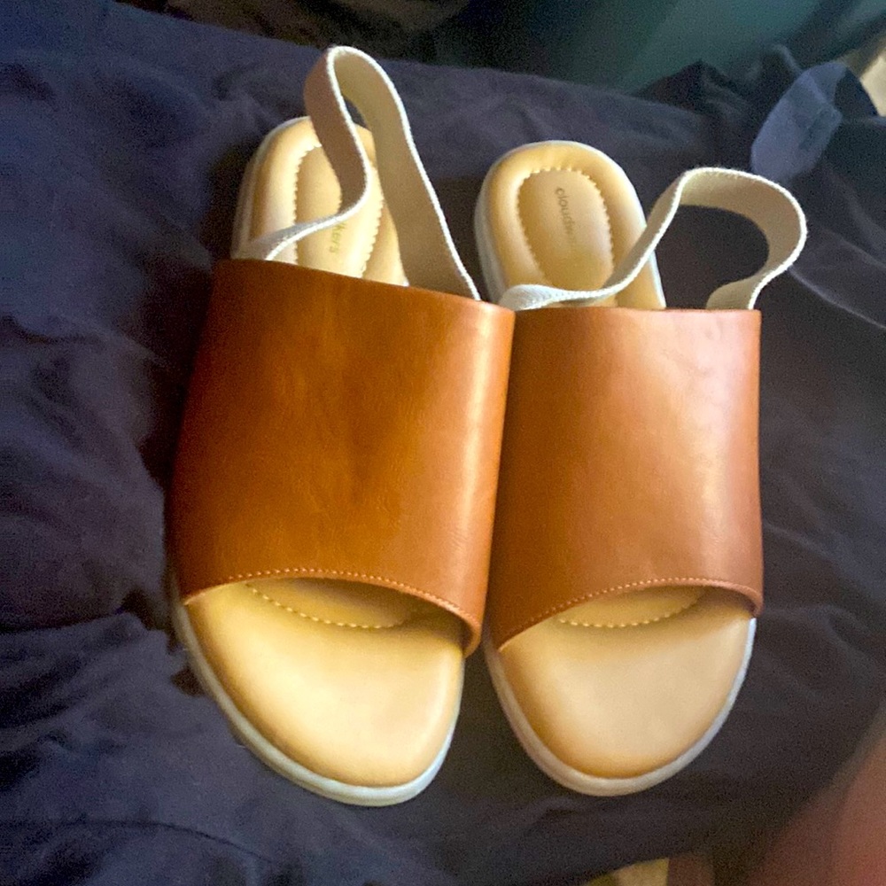 8.5 extra wide cloudwalker sandals with elastic strap in the back.
